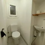 Large 1st Floor Apartment, Schaerbeek, Apartamento Bruxelas