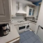 Large 1st Floor Apartment, Schaerbeek, Apartamento *