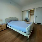 Large 1st Floor Apartment, Schaerbeek, Bruxelas