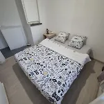 Large 1st Floor Apartment, Schaerbeek, Apartamento *