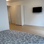 With Ensuite And Garden * بروكسل