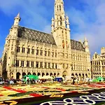 Apartment - Steps Grand Place - Local Vibrant Neighbourhood