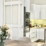 Spacious Terrace In The Heart Of דירה בריסל