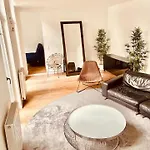 Spacious Terrace In The Heart Of בריסל