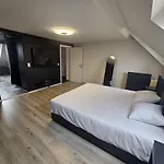 Luxury Triplex Stylish 2br In *