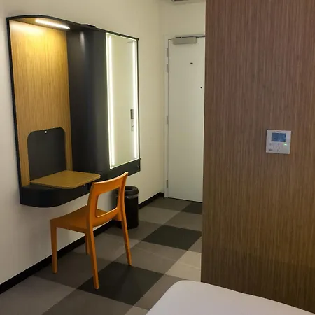 Hotel Easyhotel Centre 3*