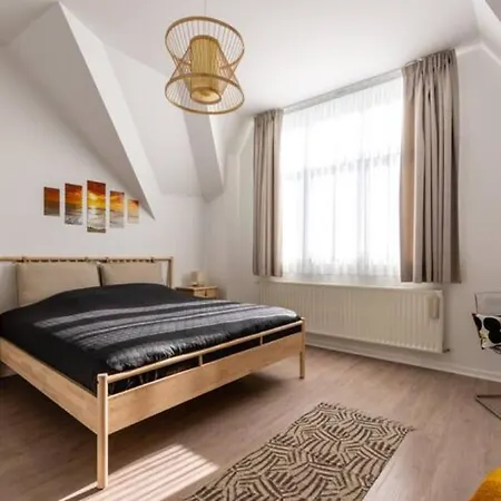 Manoir Bel Horizon Avec Grand Jardin Et Parking Prive Brusel