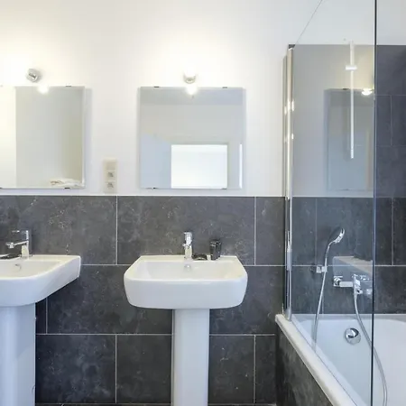 公寓 Magnificent 2 Bedroom Duplex + Terrace Ixelles 布鲁塞尔