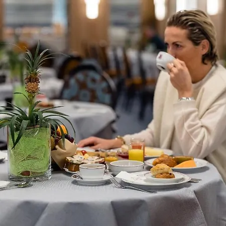 Le Plaza מלון 5*