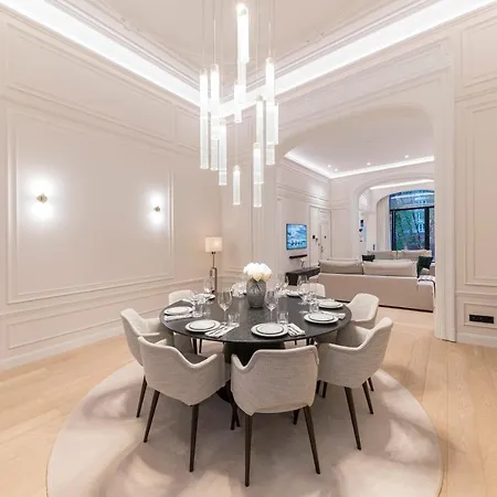 Luxury 3 Bedrooms Townhouse In Perfect Location *