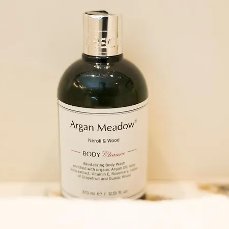 Luxury 3 Bedrooms Townhouse In Perfect Location *