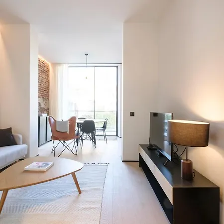 Spacieuse Maison De Ville Proposant 3 Aux Alentours Des Etangs D'ixelles *