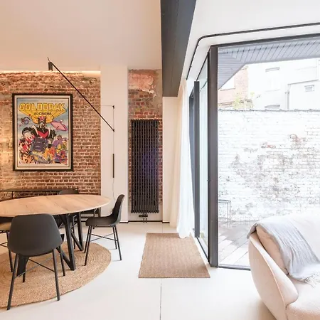 Spacieuse Maison De Ville Proposant 3 Aux Alentours Des Etangs D'ixelles *