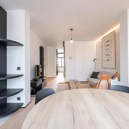Spacieuse Maison De Ville Proposant 3 Aux Alentours Des Etangs D'ixelles