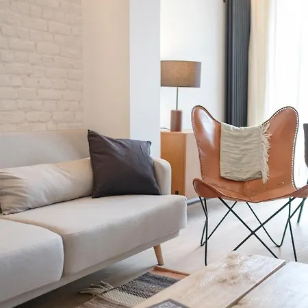 Spacieuse Maison De Ville Proposant 3 Aux Alentours Des Etangs D'ixelles Bruxelles