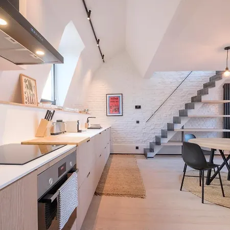 Spacieuse Maison De Ville Proposant 3 Aux Alentours Des Etangs D'ixelles *