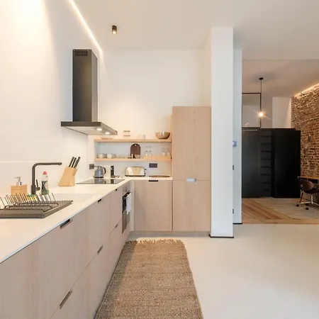 Spacieuse Maison De Ville Proposant 3 Aux Alentours Des Etangs D'ixelles *