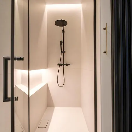 Spacieuse Maison De Ville Proposant 3 Aux Alentours Des Etangs D'ixelles