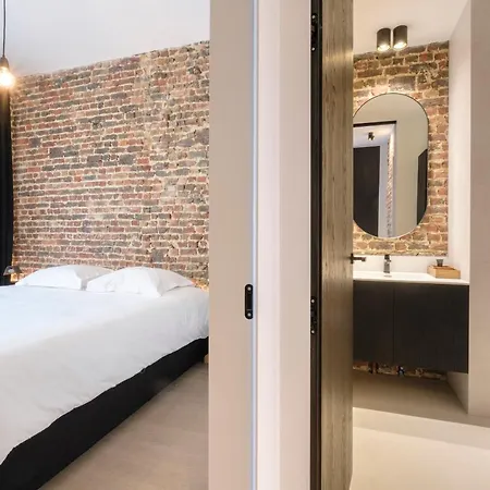Spacieuse Maison De Ville Proposant 3 Aux Alentours Des Etangs D'ixelles *