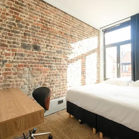 Spacieuse Maison De Ville Proposant 3 Aux Alentours Des Etangs D'ixelles *