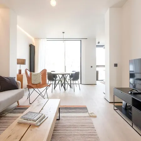 Spacieuse Maison De Ville Proposant 3 Aux Alentours Des Etangs D'ixelles *