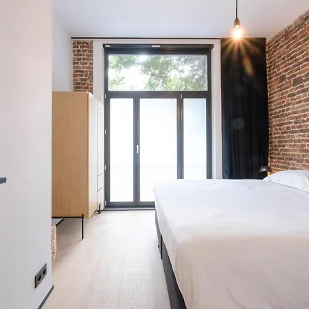 Spacieuse Maison De Ville Proposant 3 Aux Alentours Des Etangs D'ixelles