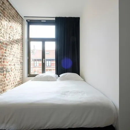 Spacieuse Maison De Ville Proposant 3 Aux Alentours Des Etangs D'ixelles