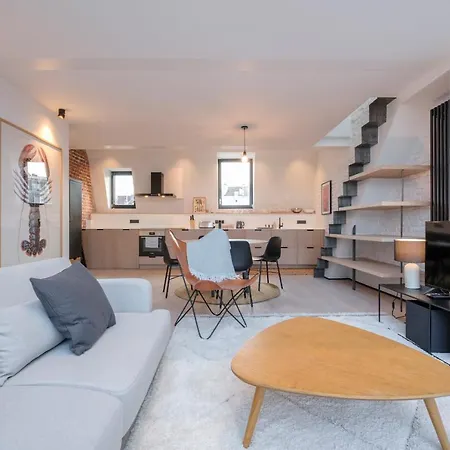Spacieuse Maison De Ville Proposant 3 Aux Alentours Des Etangs D'ixelles