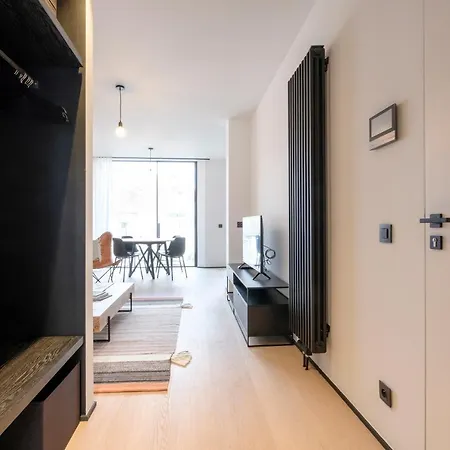 Spacieuse Maison De Ville Proposant 3 Aux Alentours Des Etangs D'ixelles