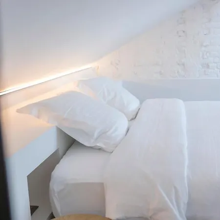 Spacieuse Maison De Ville Proposant 3 Aux Alentours Des Etangs D'ixelles *