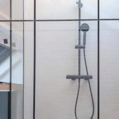 Spacieuse Maison De Ville Proposant 3 Aux Alentours Des Etangs D'ixelles