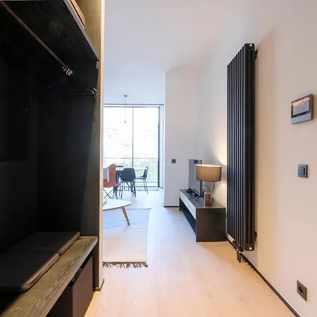 Spacieuse Maison De Ville Proposant 3 Aux Alentours Des Etangs D'ixelles