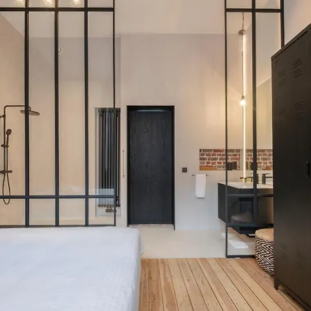 Spacieuse Maison De Ville Proposant 3 Aux Alentours Des Etangs D'ixelles * Bruxelles