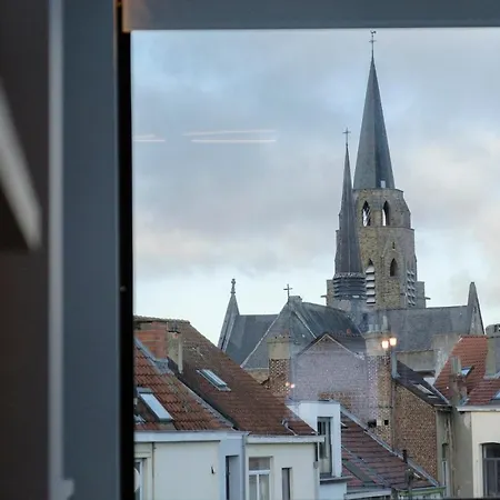 Spacieuse Maison De Ville Proposant 3 Aux Alentours Des Etangs D'ixelles *