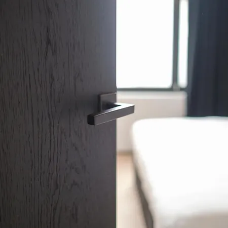 Spacieuse Maison De Ville Proposant 3 Aux Alentours Des Etangs D'ixelles