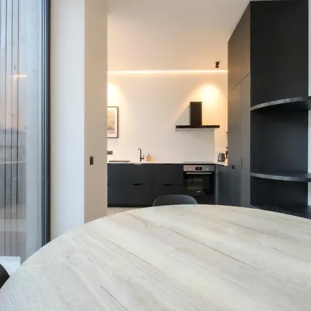 Spacieuse Maison De Ville Proposant 3 Aux Alentours Des Etangs D'ixelles *