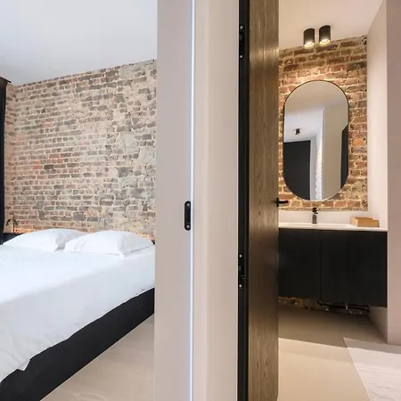 Spacieuse Maison De Ville Proposant 3 Aux Alentours Des Etangs D'ixelles Bruxelles