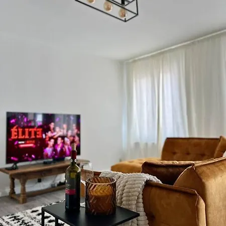 Lovely 2-bedroom Duplex W/ Balcony In