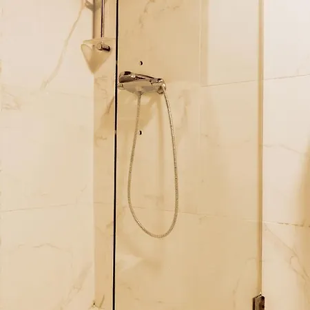 Apartment Gare Du Midi , 29