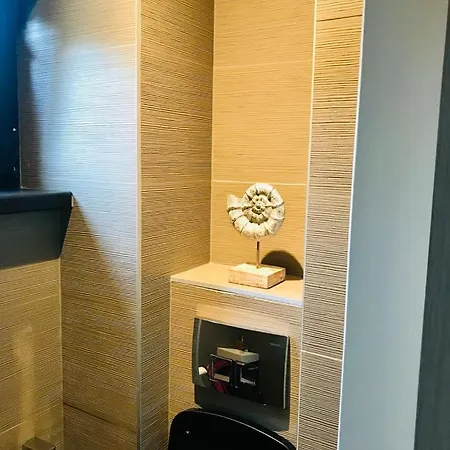 Town House With Garden - 1 With Shared Bathroom *