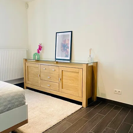 Down Town Spacious Loft Retreat With Private Parking *