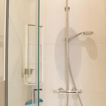 - Steps Grand Place - Local Vibrant Neighbourhood بروكسل