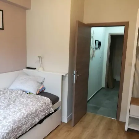 Fully Equipped Two Bedroom Schuman Area Lejlighed *