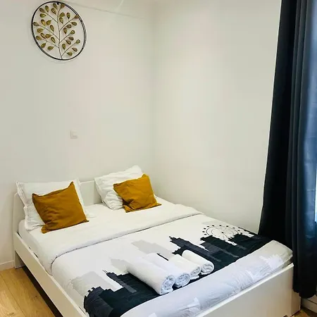 De Standing Brady Muandaz *