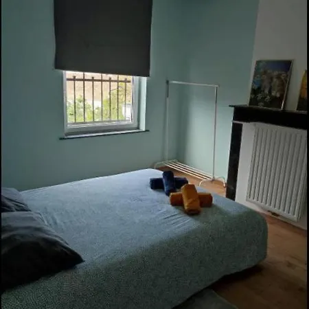 Confortable Lit Double Schaarbeek 1ere Etage Cle Normal Bruksela