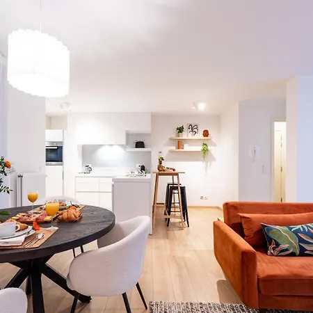 Contemporary Comfort In The Heart Of The アパート *
