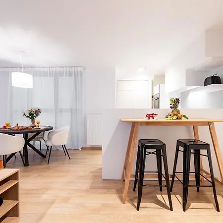 Contemporary Comfort In The Heart Of The アパート