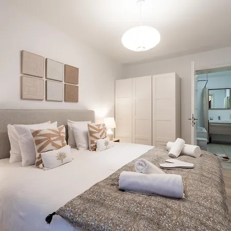 Contemporary Comfort In The Heart Of The アパート