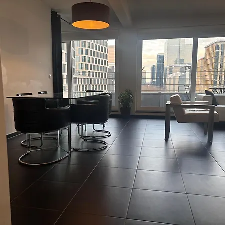 Charming With Balcony Views 公寓 *