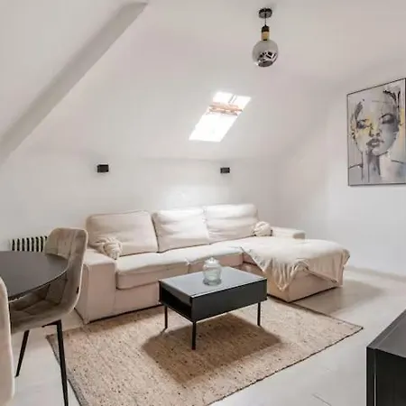 Elegant In Chatelain Ixelles شقة
